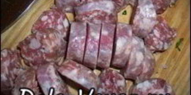 Рецепт пиццы с домашними колбасками, салями, беконом, моцареллой, твердым сыром и зеленью на тонкой основе