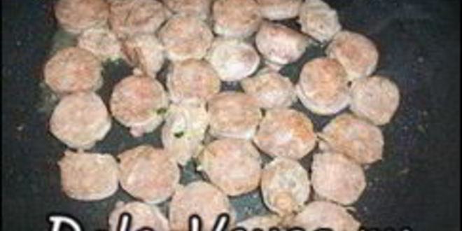 Рецепт пиццы с домашними колбасками, салями, беконом, моцареллой, твердым сыром и зеленью на тонкой основе