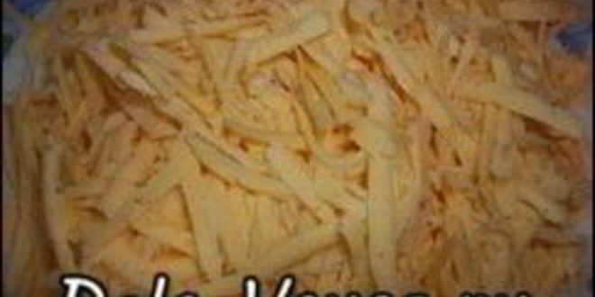 Рецепт пиццы с домашними колбасками, салями, беконом, моцареллой, твердым сыром и зеленью на тонкой основе