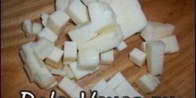 Рецепт пиццы с домашними колбасками, салями, беконом, моцареллой, твердым сыром и зеленью на тонкой основе