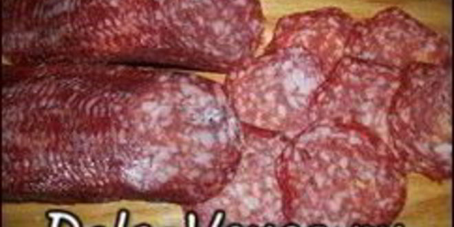 Рецепт пиццы с домашними колбасками, салями, беконом, моцареллой, твердым сыром и зеленью на тонкой основе