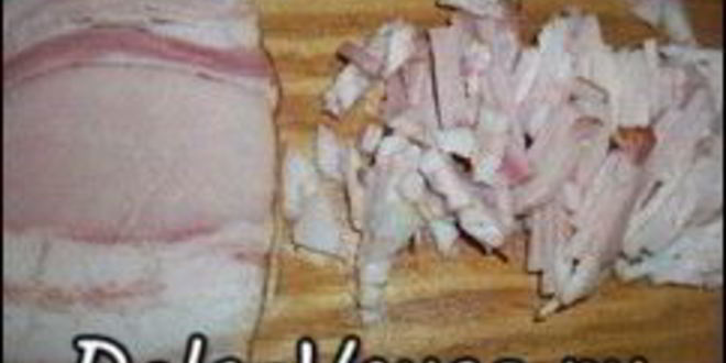 Рецепт пиццы с домашними колбасками, салями, беконом, моцареллой, твердым сыром и зеленью на тонкой основе