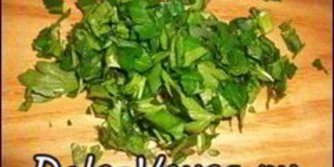 Рецепт пиццы с домашними колбасками, салями, беконом, моцареллой, твердым сыром и зеленью на тонкой основе