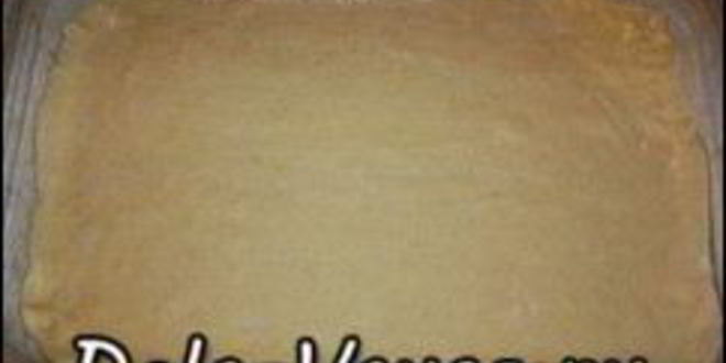 Рецепт пиццы с домашними колбасками, салями, беконом, моцареллой, твердым сыром и зеленью на тонкой основе