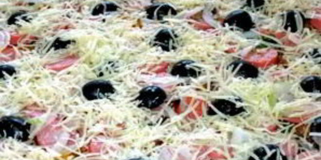 Рецепт пиццы с сосисками и маслинами