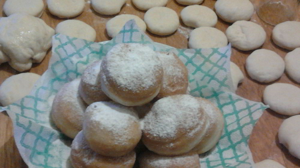 Как приготовить пончики из сдобного теста