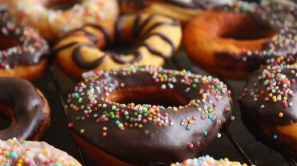 Как приготовить пончики в темном и белом шоколаде