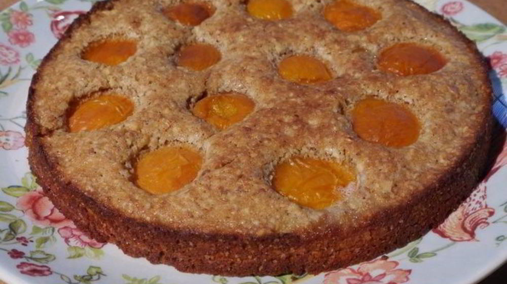 Как приготовить миндальную коврижку с абрикосами