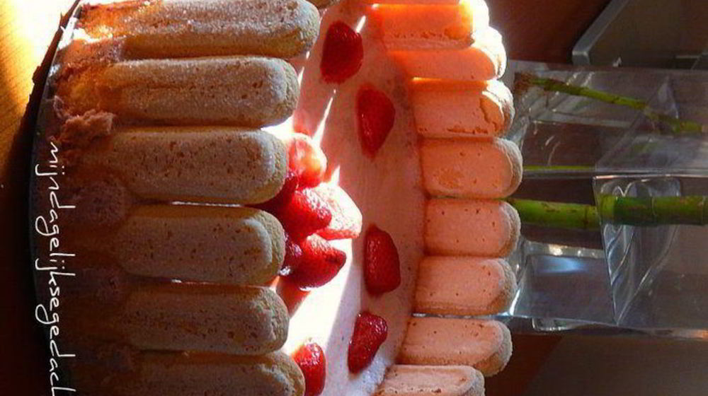 Как приготовить классическую шарлотку с клубничным муссом