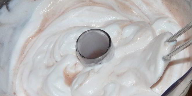 Рецепт классической шарлотки с клубничным муссом