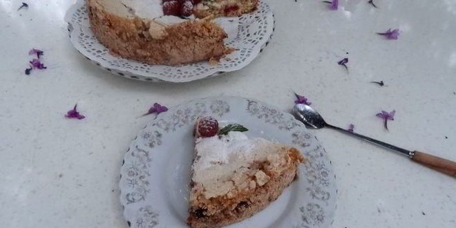 Рецепт меренговой шарлотки с малиной и белым шоколадом