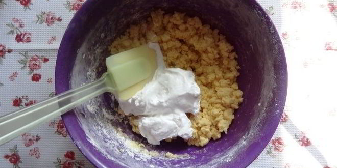 Рецепт меренговой шарлотки с малиной и белым шоколадом