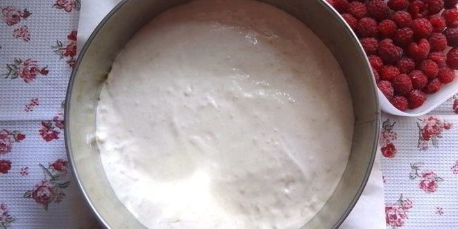 Рецепт меренговой шарлотки с малиной и белым шоколадом