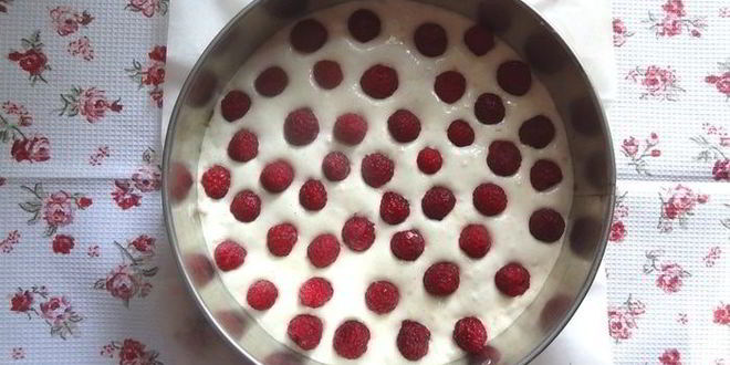 Рецепт меренговой шарлотки с малиной и белым шоколадом