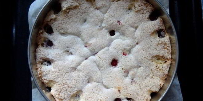 Рецепт меренговой шарлотки с малиной и белым шоколадом