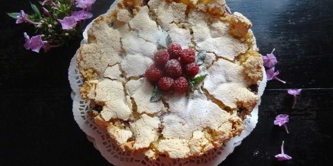 Рецепт меренговой шарлотки с малиной и белым шоколадом