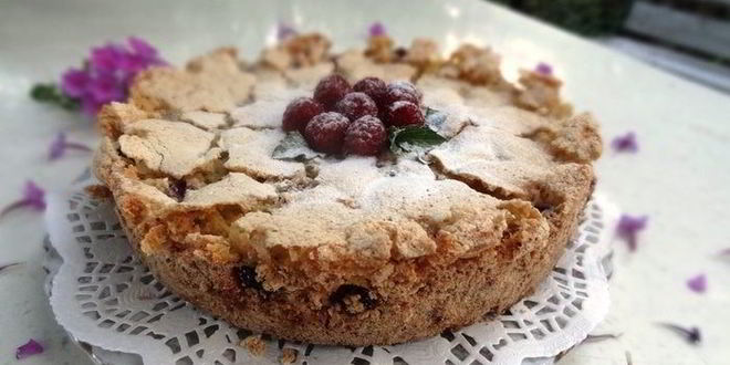 Рецепт меренговой шарлотки с малиной и белым шоколадом