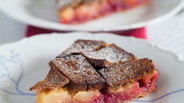 Рецепт Шарлотки из черного хлеба с яблоками и брусникой