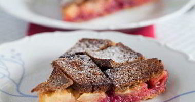 Рецепт Шарлотки из черного хлеба с яблоками и брусникой