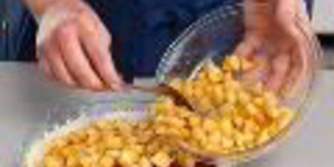 Рецепт шарлотки из черного хлеба с яблоками и брусникой