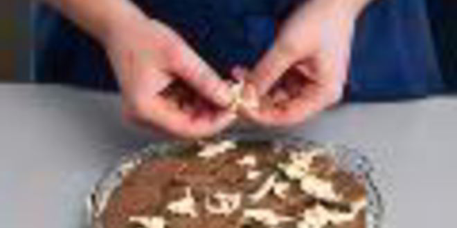 Рецепт шарлотки из черного хлеба с яблоками и брусникой