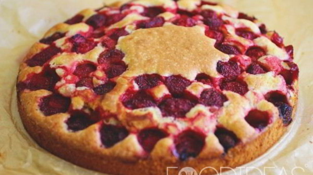 Как приготовить шарлотку с клубникой