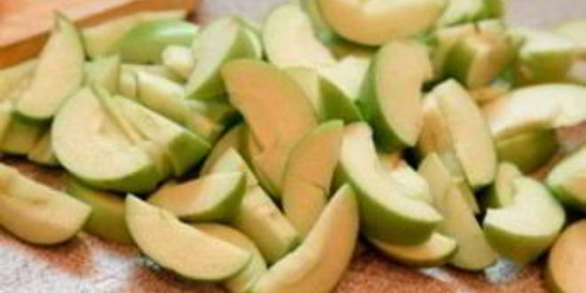 Рецепт шарлотки с орехами и яблоками