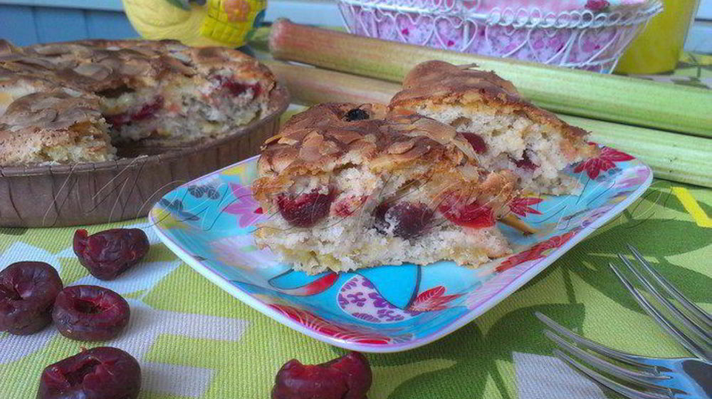 Как приготовить шарлотку с ревенем, вяленой вишней и пряностями
