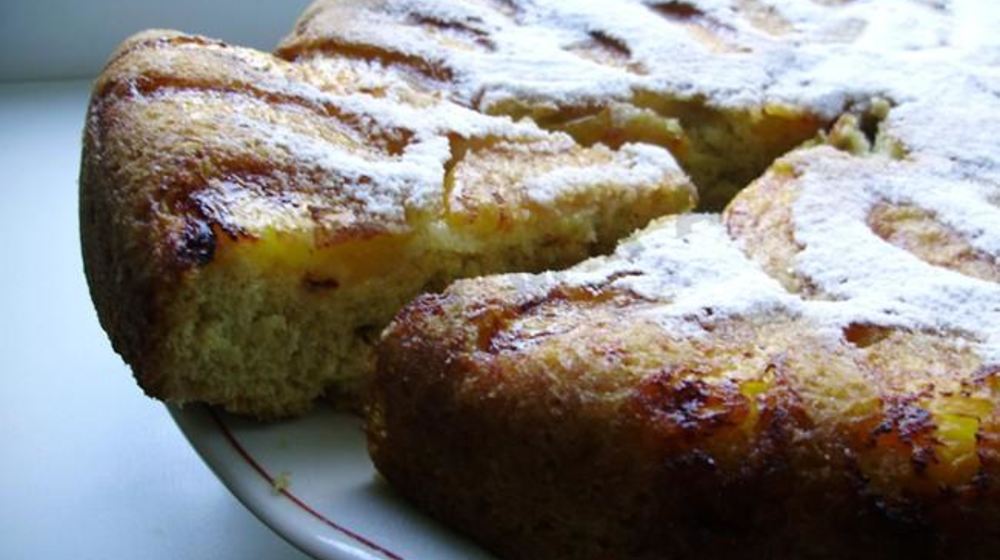 Как приготовить шарлотку с вареньем в мультиварке