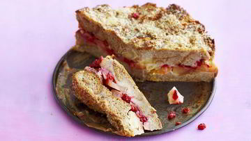 Рецепт Шарлотки с яблоками и брусникой