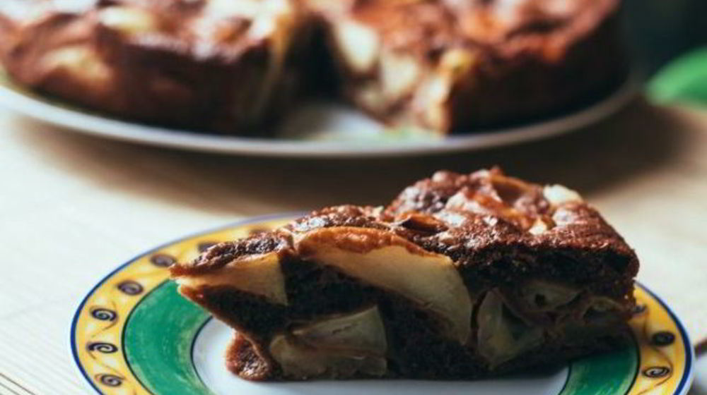 Как приготовить шоколадную шарлотку с яблоками, сливами и творогом