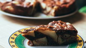 Рецепт Шоколадной шарлотки с яблоками, сливами и творогом