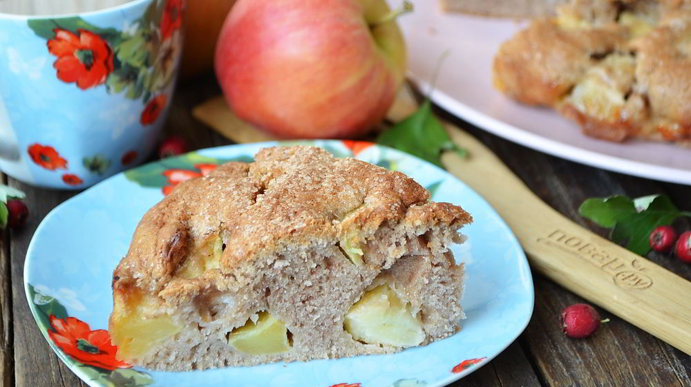 Как приготовить шоколадную шарлотку с яблоками