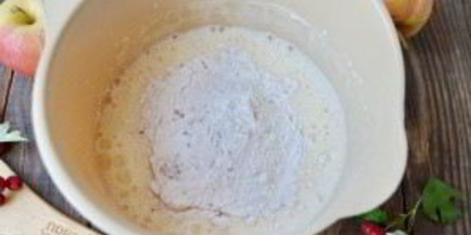 Рецепт шоколадной шарлотки с яблоками