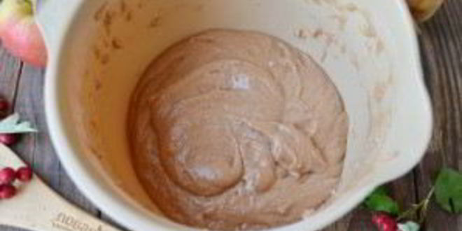 Рецепт шоколадной шарлотки с яблоками