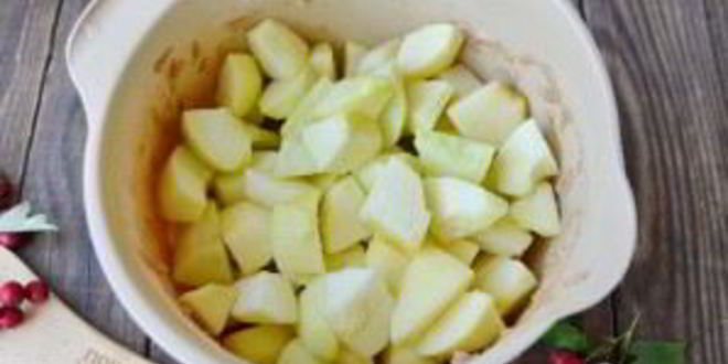 Рецепт шоколадной шарлотки с яблоками