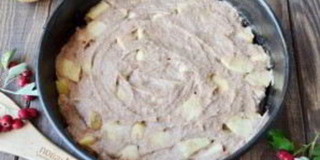 Рецепт шоколадной шарлотки с яблоками