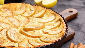 Рецепт Яблочной шарлотки на сметане с черносливом