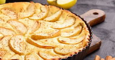 Рецепт Яблочной шарлотки на сметане с черносливом