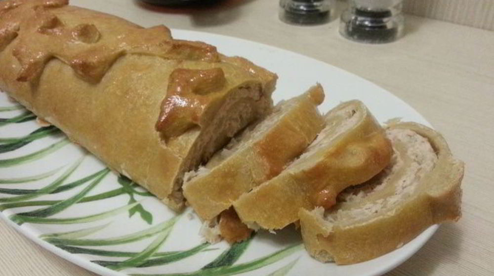 Как приготовить мясо-капустный штрудель из кабачкового теста