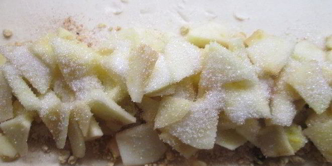 Рецепт самого простого яблочного штруделя