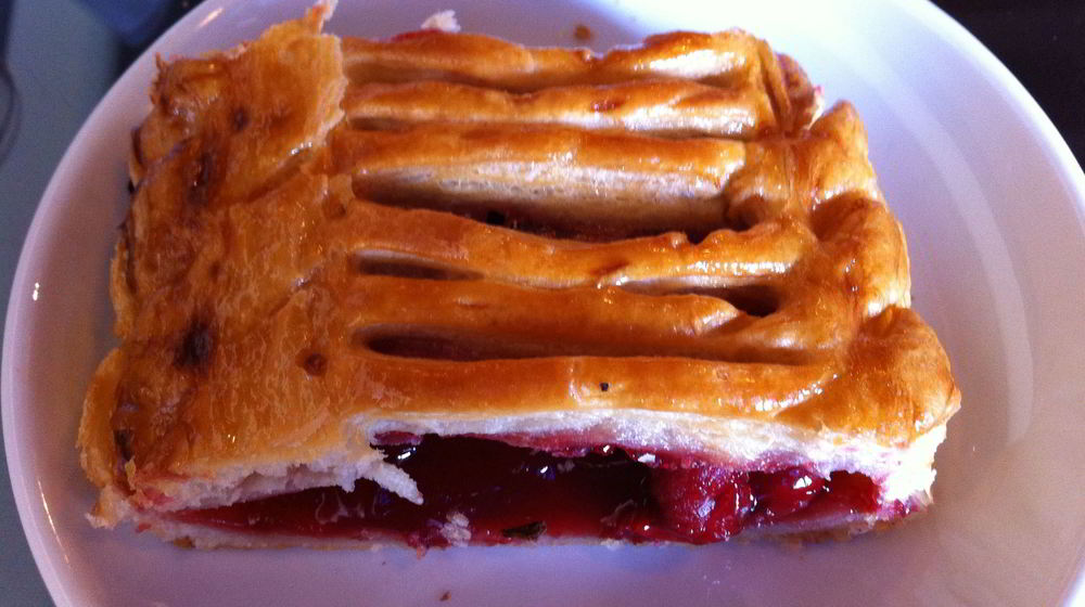 Как приготовить штруделя из слоеного теста с вишней