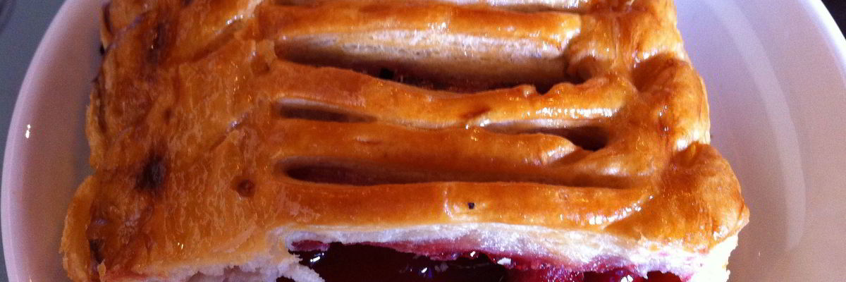 Рецепт Штруделя из слоеного теста с вишней