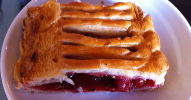 Рецепт Штруделя из слоеного теста с вишней