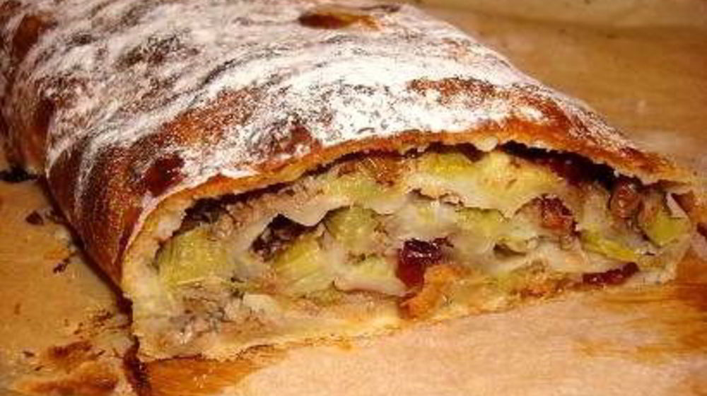 Как приготовить штруделя с ревенем, сушеной клюквой и грецкими орехами