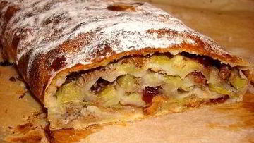 Рецепт Штруделя с ревенем, сушеной клюквой и грецкими орехами