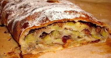 Рецепт Штруделя с ревенем, сушеной клюквой и грецкими орехами