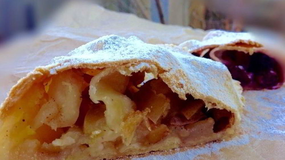 Как приготовить штруделя с яблоками и вишней