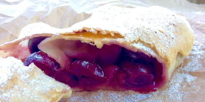 Рецепт штруделя с яблоками и вишней