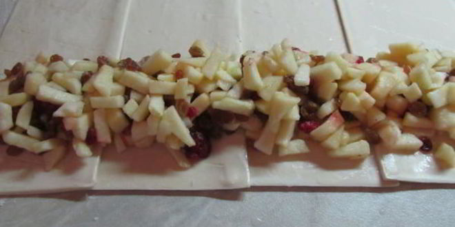 Рецепт штруделя яблочного с изюмом и малиной